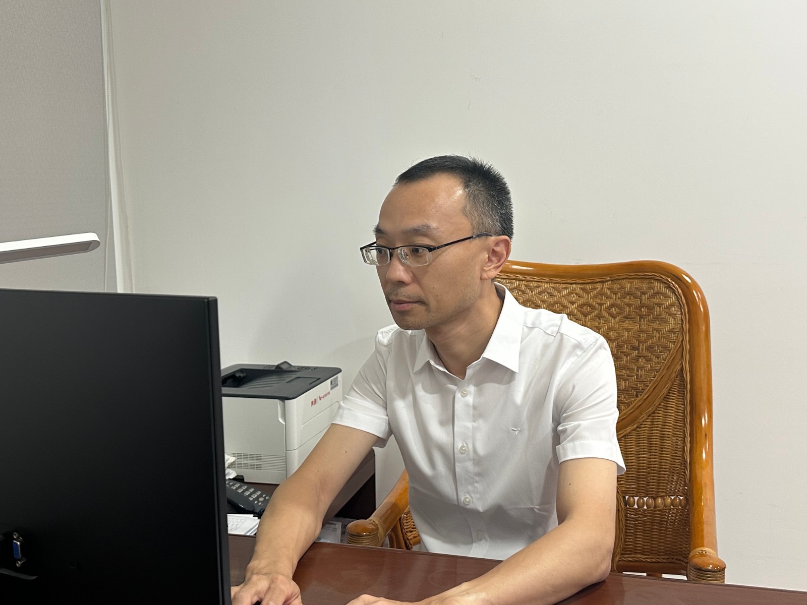 嘉莲街道党工委副书记、办事处主任 陈嘉耀.jpg